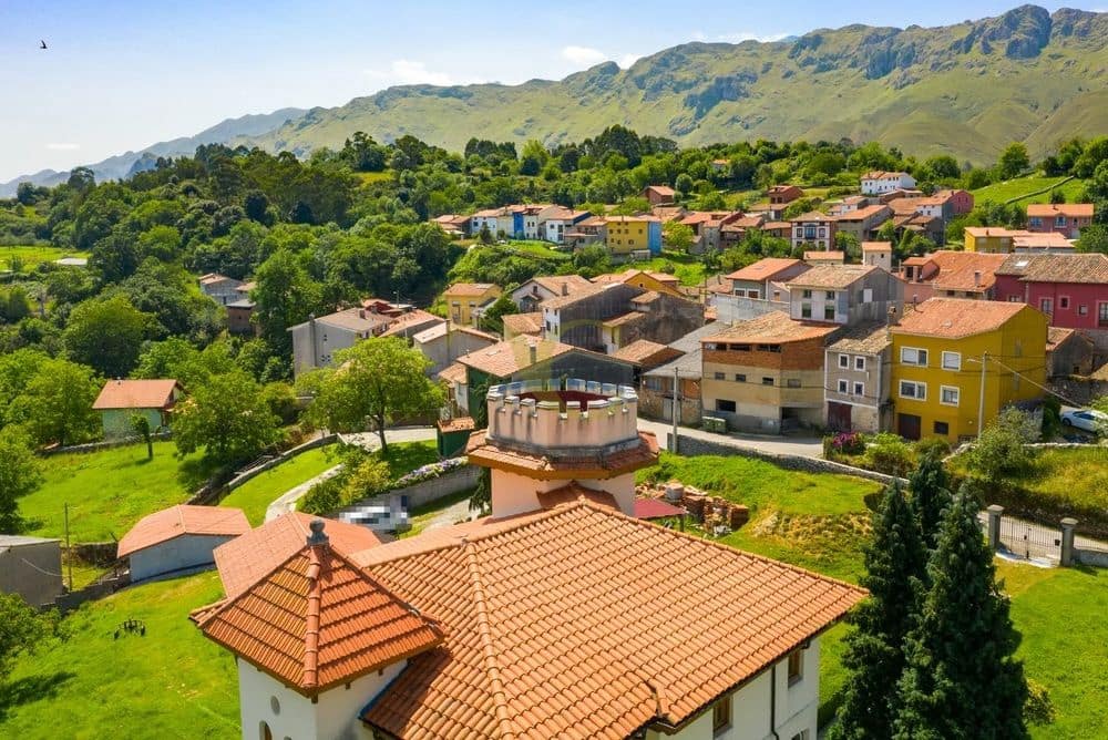 9 bedroom Townhouse for sale in Llanes - € 1,040,000 (Ref: 9443532)