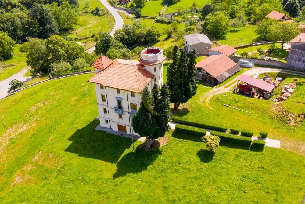 9 bedroom Townhouse for sale in Llanes - € 1,040,000 (Ref: 9443532)