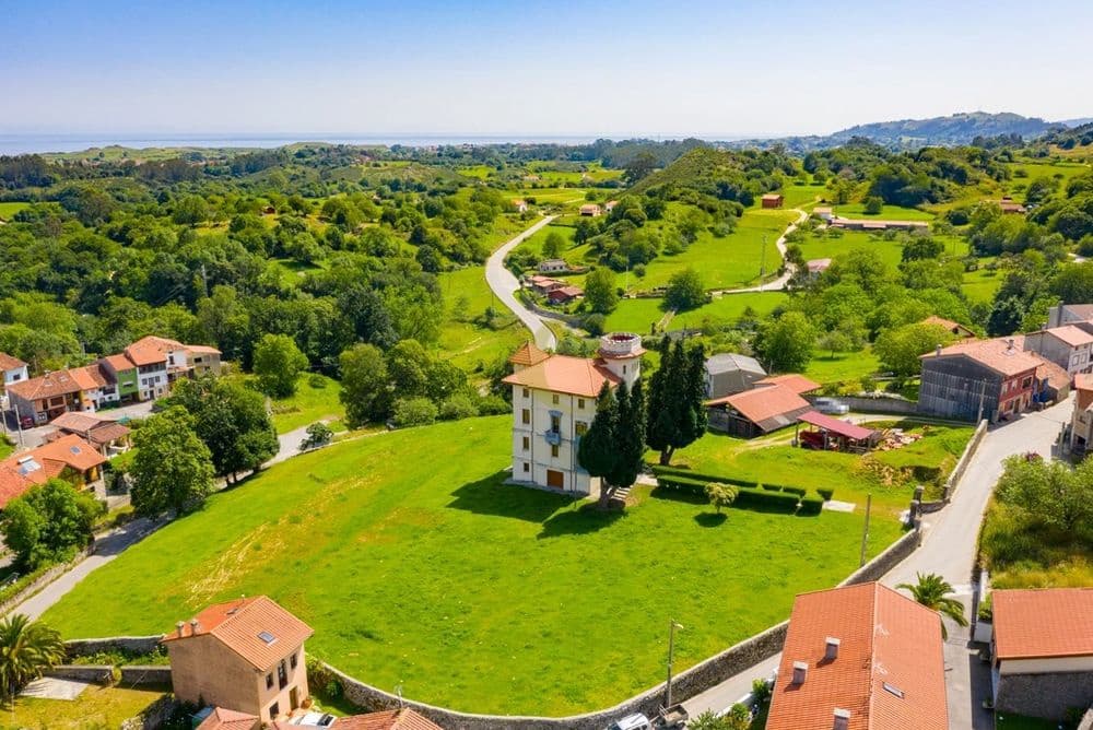 9 bedroom Townhouse for sale in Llanes - € 1,040,000 (Ref: 9443532)