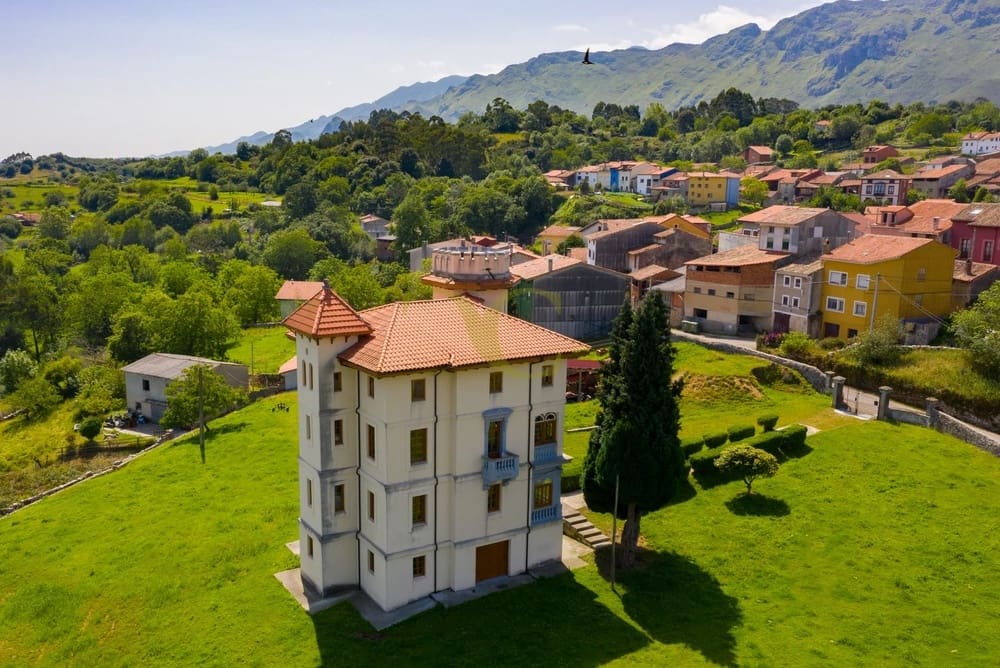 9 bedroom Townhouse for sale in Llanes - € 1,040,000 (Ref: 9443532)