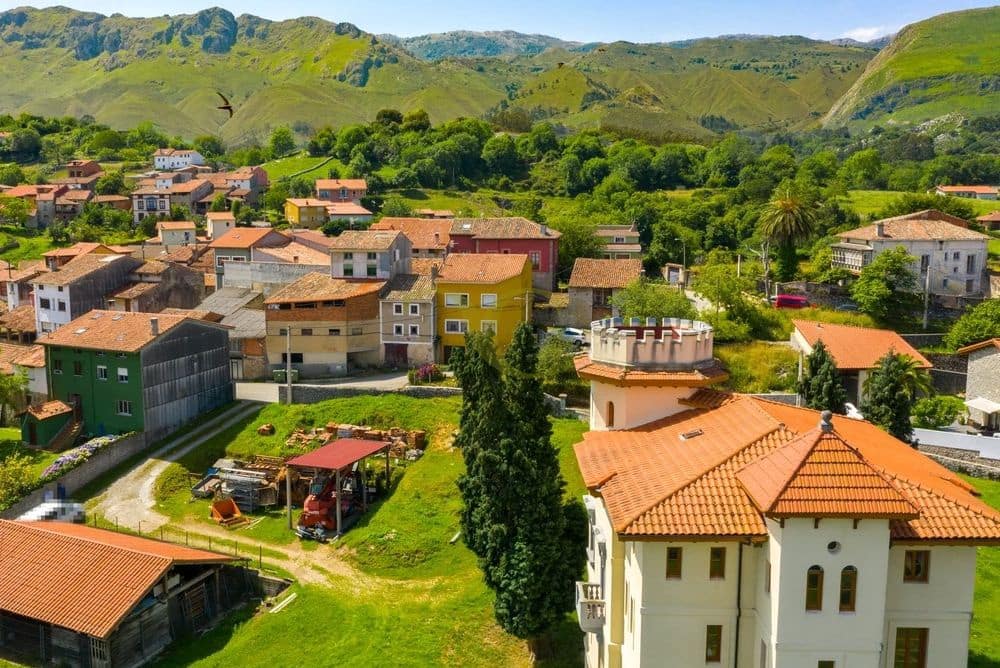 9 bedroom Townhouse for sale in Llanes - € 1,040,000 (Ref: 9443532)