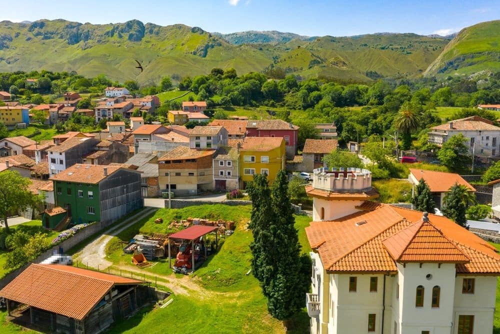 9 bedroom Townhouse for sale in Llanes - € 1,040,000 (Ref: 9443532)