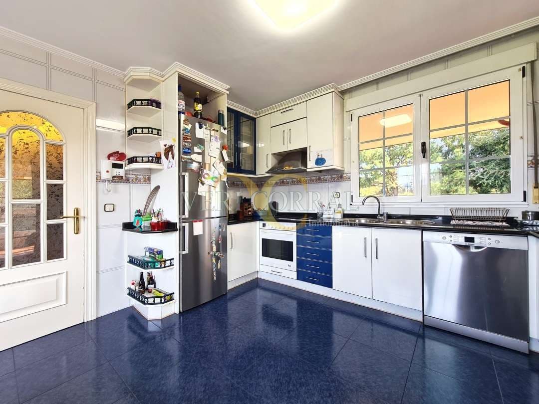 5 bedroom Villa for sale in Oviedo with pool - € 450,000 (Ref: 9500654)