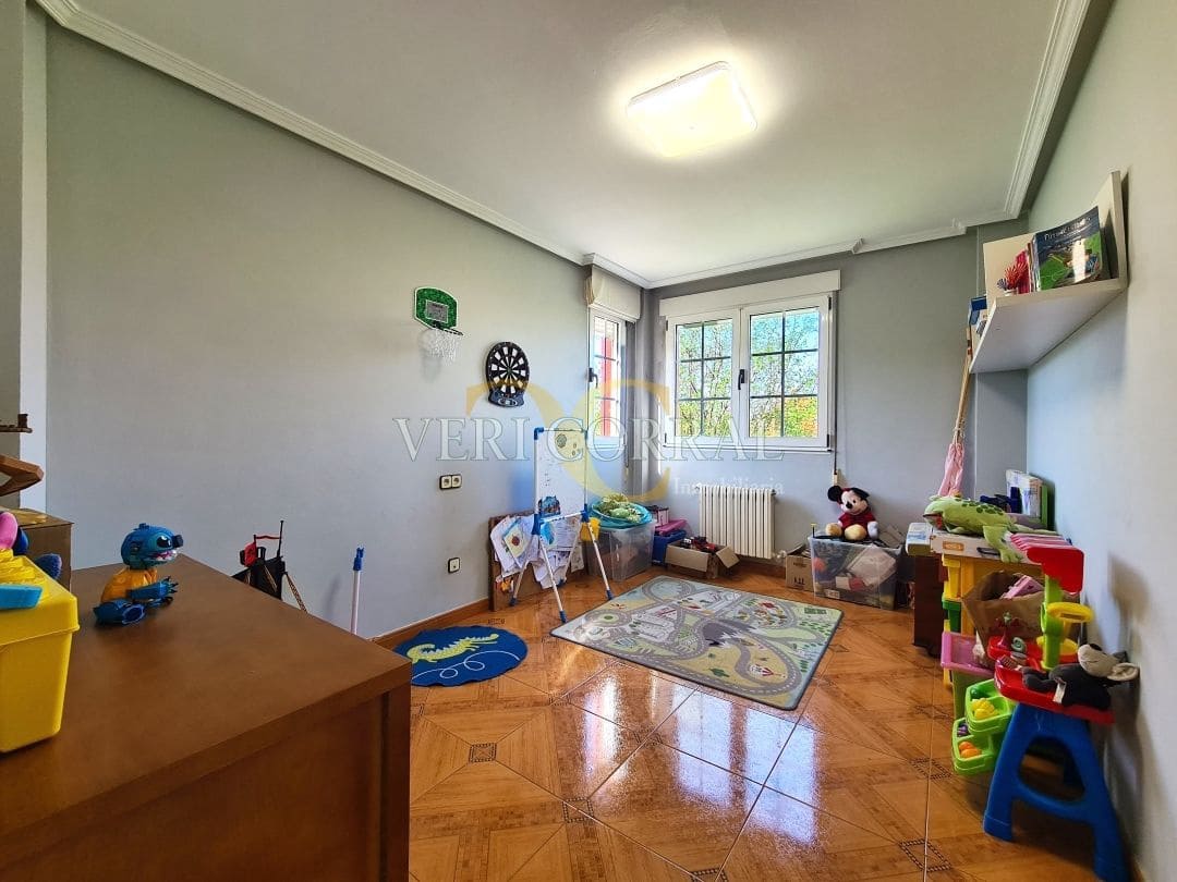 5 bedroom Villa for sale in Oviedo with pool - € 450,000 (Ref: 9500654)