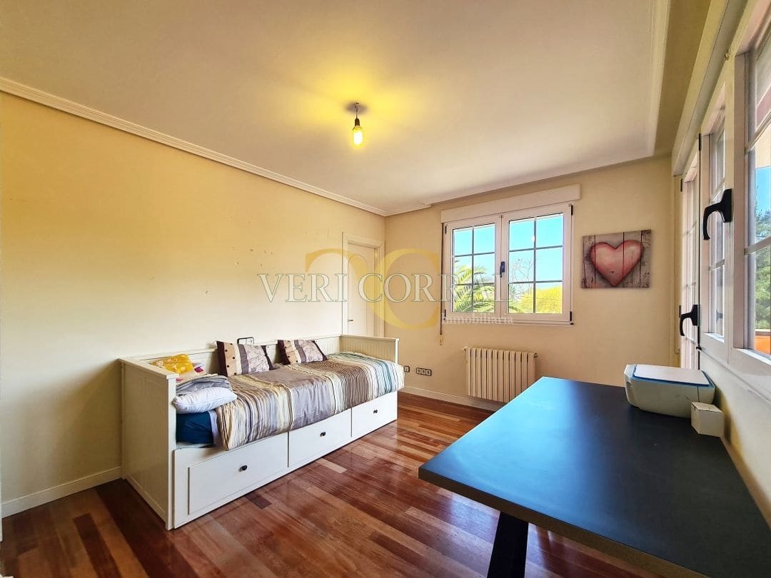 5 bedroom Villa for sale in Oviedo with pool - € 450,000 (Ref: 9500654)