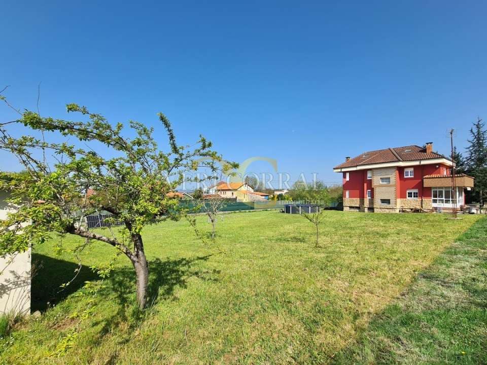 5 bedroom Villa for sale in Oviedo with pool - € 450,000 (Ref: 9500654)