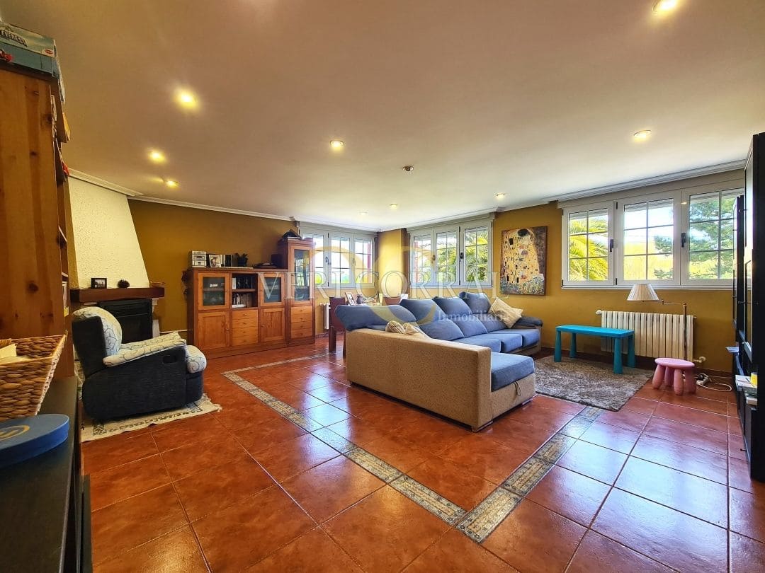 5 bedroom Villa for sale in Oviedo with pool - € 450,000 (Ref: 9500654)