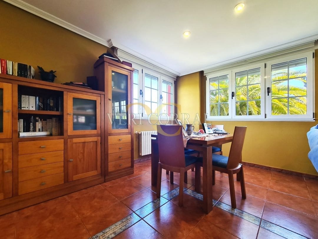 5 bedroom Villa for sale in Oviedo with pool - € 450,000 (Ref: 9500654)