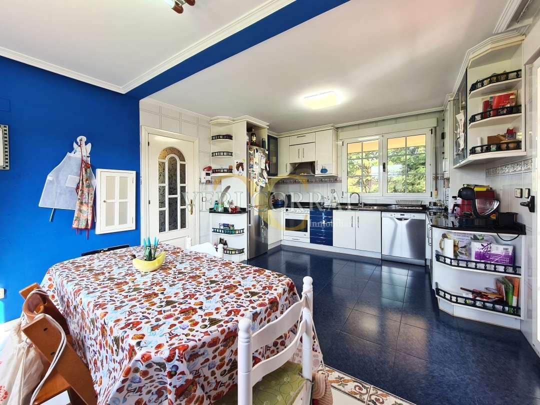 5 bedroom Villa for sale in Oviedo with pool - € 450,000 (Ref: 9500654)