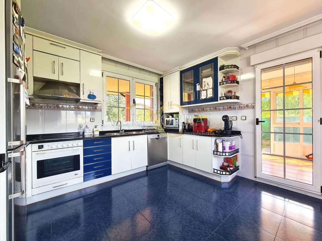 5 bedroom Villa for sale in Oviedo with pool - € 450,000 (Ref: 9500654)