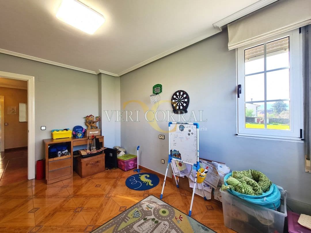 5 bedroom Villa for sale in Oviedo with pool - € 450,000 (Ref: 9500654)