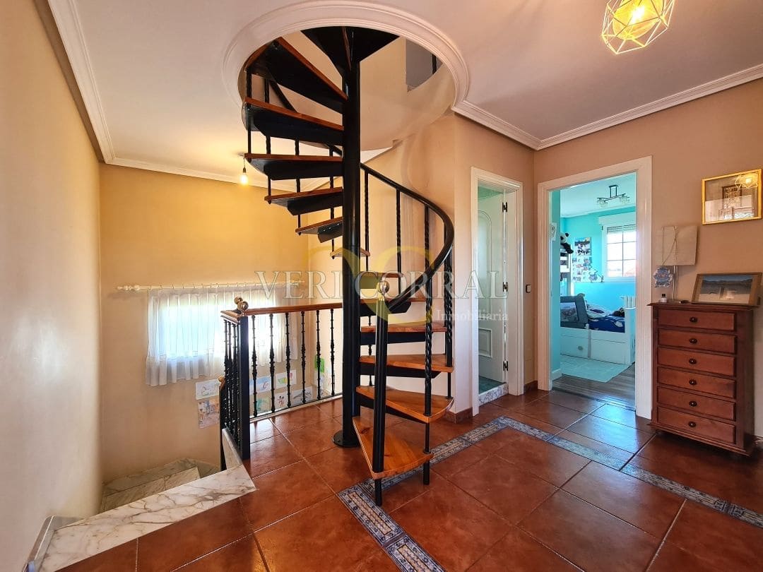 5 bedroom Villa for sale in Oviedo with pool - € 450,000 (Ref: 9500654)