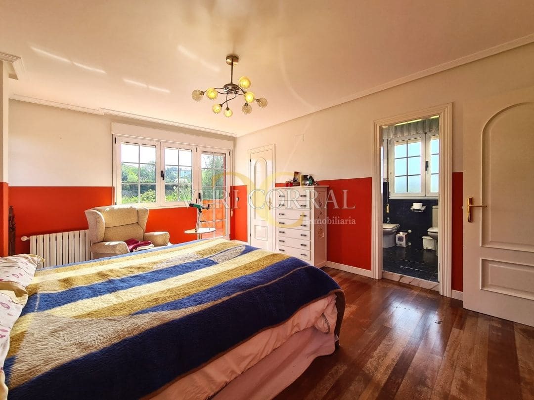 5 bedroom Villa for sale in Oviedo with pool - € 450,000 (Ref: 9500654)