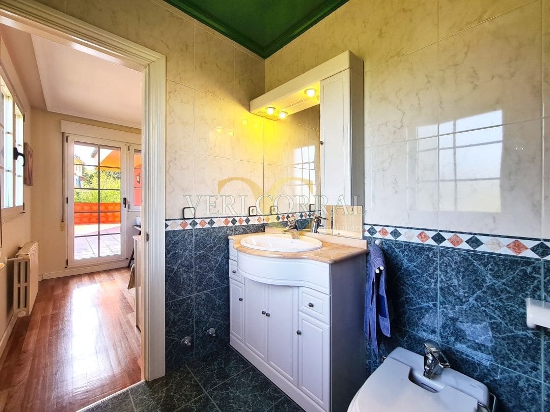 5 bedroom Villa for sale in Oviedo with pool - € 450,000 (Ref: 9500654)