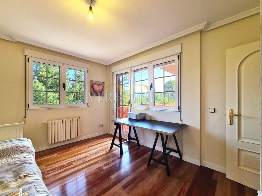 5 bedroom Villa for sale in Oviedo with pool - € 450,000 (Ref: 9500654)