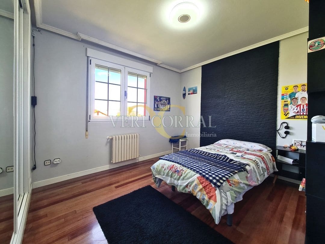 5 bedroom Villa for sale in Oviedo with pool - € 450,000 (Ref: 9500654)