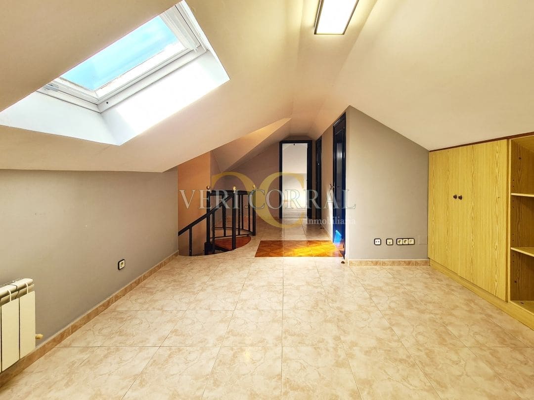 5 bedroom Villa for sale in Oviedo with pool - € 450,000 (Ref: 9500654)