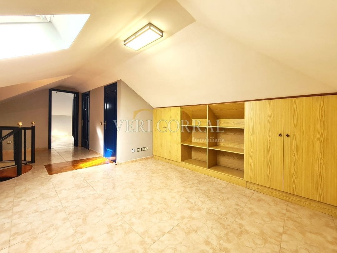 5 bedroom Villa for sale in Oviedo with pool - € 450,000 (Ref: 9500654)