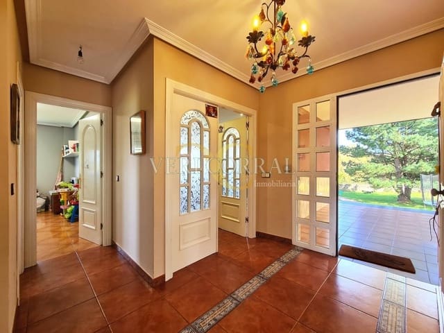 5 bedroom Villa for sale in Oviedo with pool - € 450,000 (Ref: 9500654)