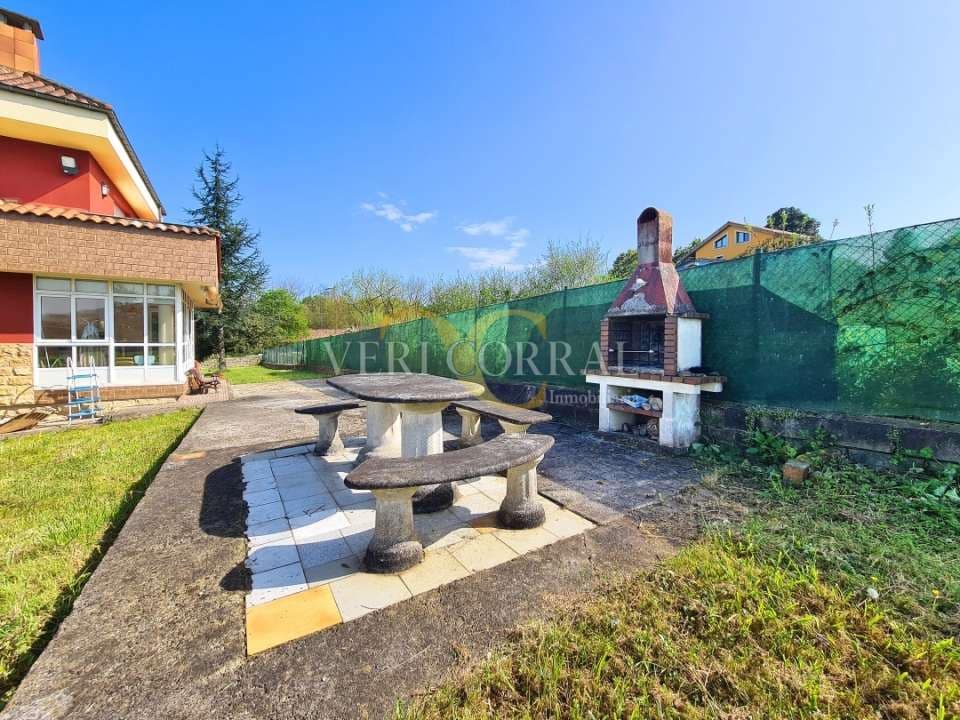 5 bedroom Villa for sale in Oviedo with pool - € 450,000 (Ref: 9500654)