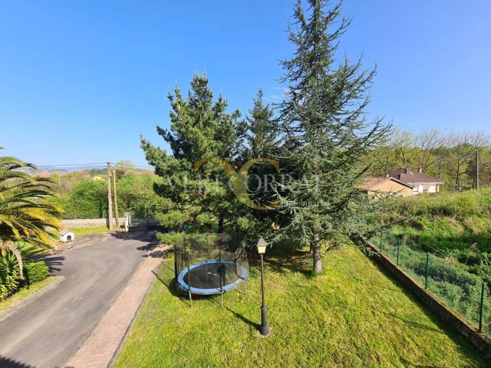 5 bedroom Villa for sale in Oviedo with pool - € 450,000 (Ref: 9500654)