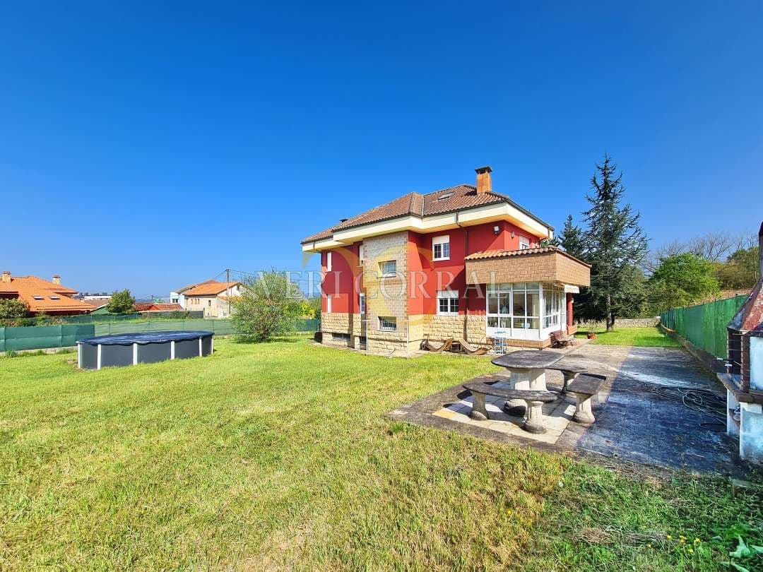 5 bedroom Villa for sale in Oviedo with pool - € 450,000 (Ref: 9500654)