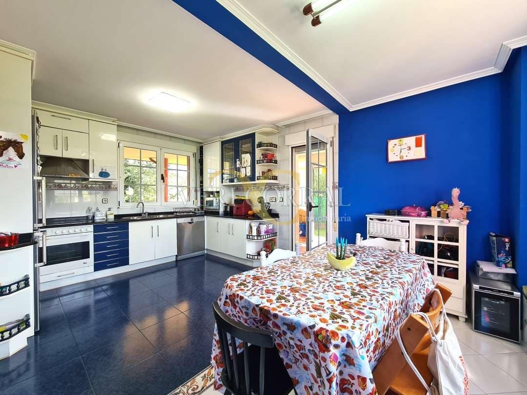 5 bedroom Villa for sale in Oviedo with pool - € 450,000 (Ref: 9500654)