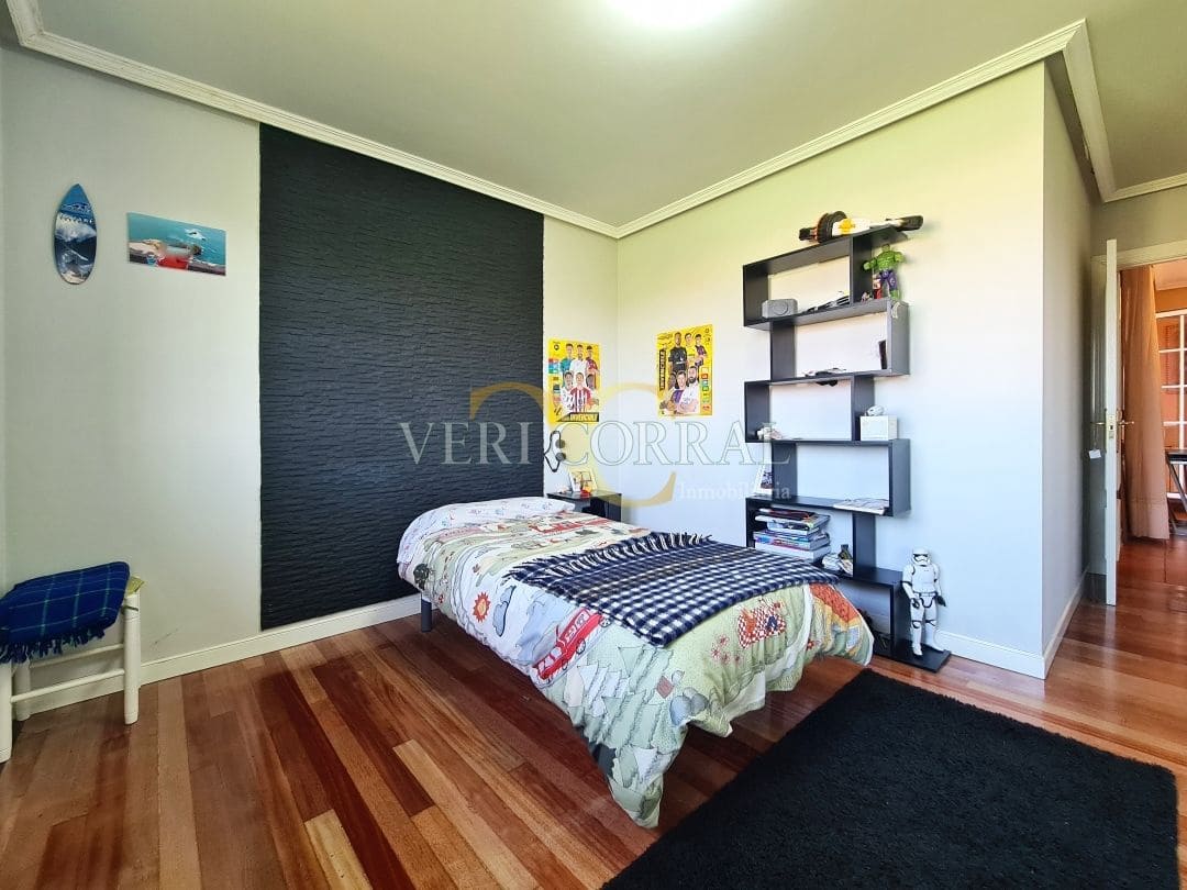 5 bedroom Villa for sale in Oviedo with pool - € 450,000 (Ref: 9500654)