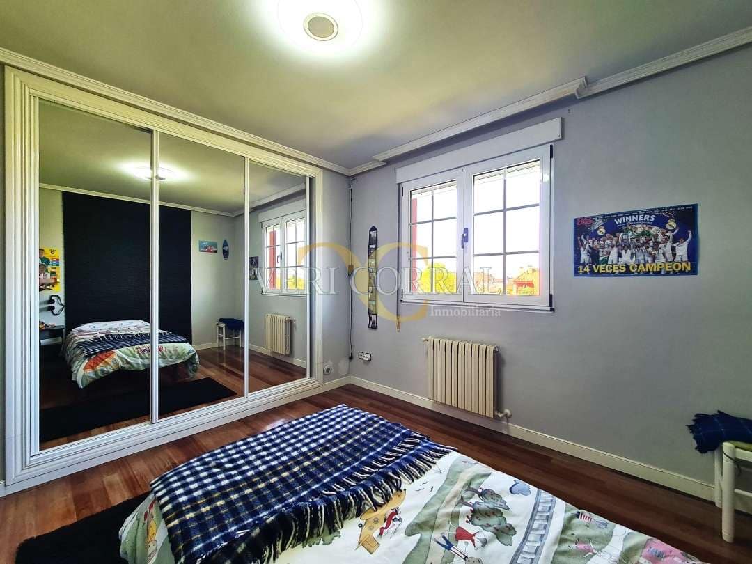 5 bedroom Villa for sale in Oviedo with pool - € 450,000 (Ref: 9500654)