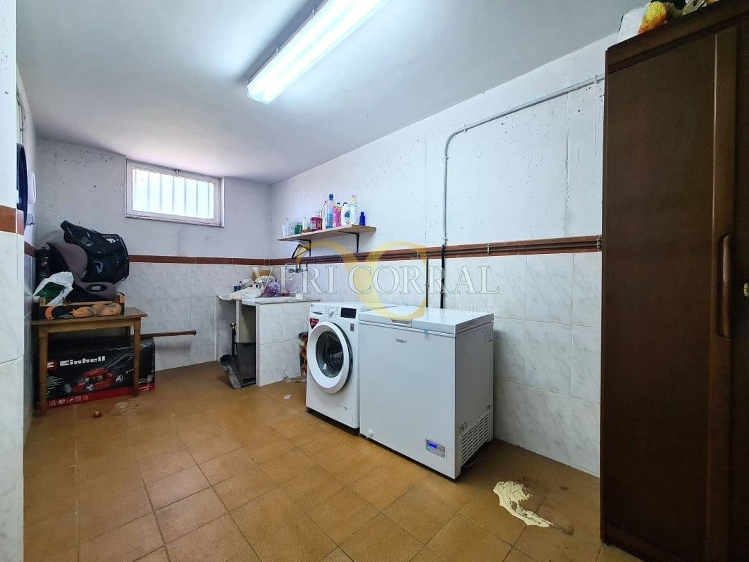 5 bedroom Villa for sale in Oviedo with pool - € 450,000 (Ref: 9500654)