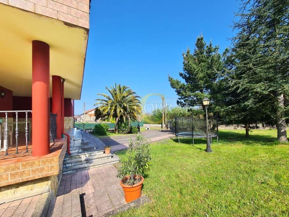 5 bedroom Villa for sale in Oviedo with pool - € 450,000 (Ref: 9500654)