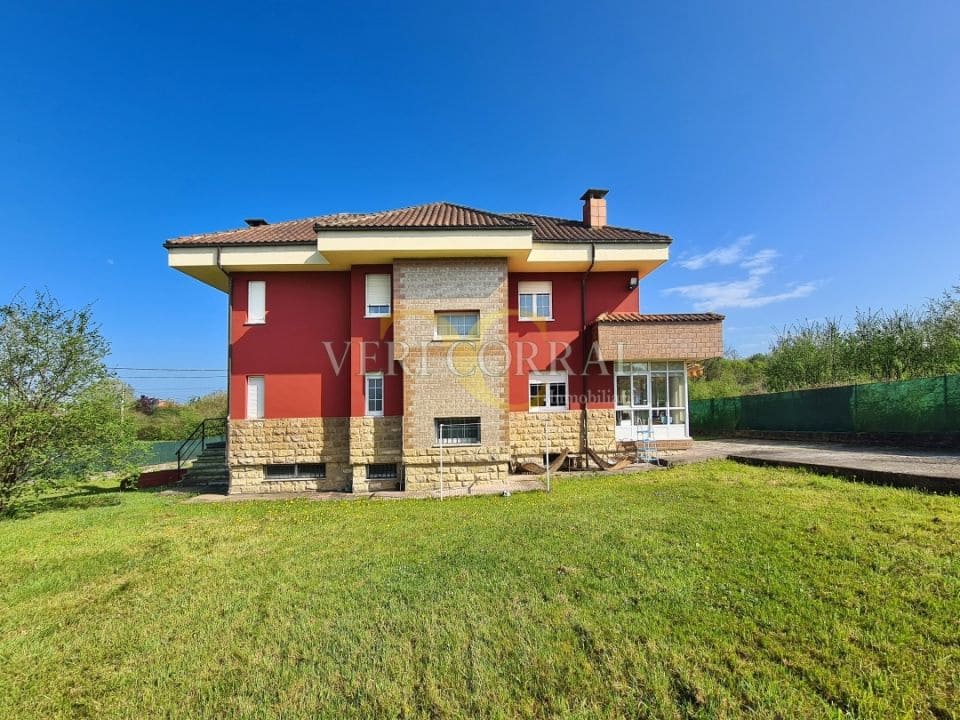 5 bedroom Villa for sale in Oviedo with pool - € 450,000 (Ref: 9500654)