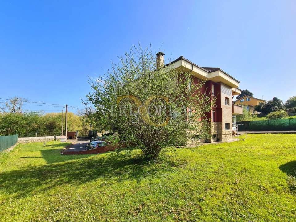 5 bedroom Villa for sale in Oviedo with pool - € 450,000 (Ref: 9500654)