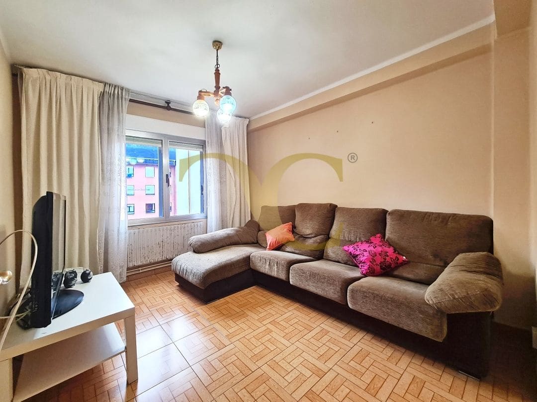 Piso de 2 habitaciones en Oviedo en venta - 135.000 € (Ref: 9539676)