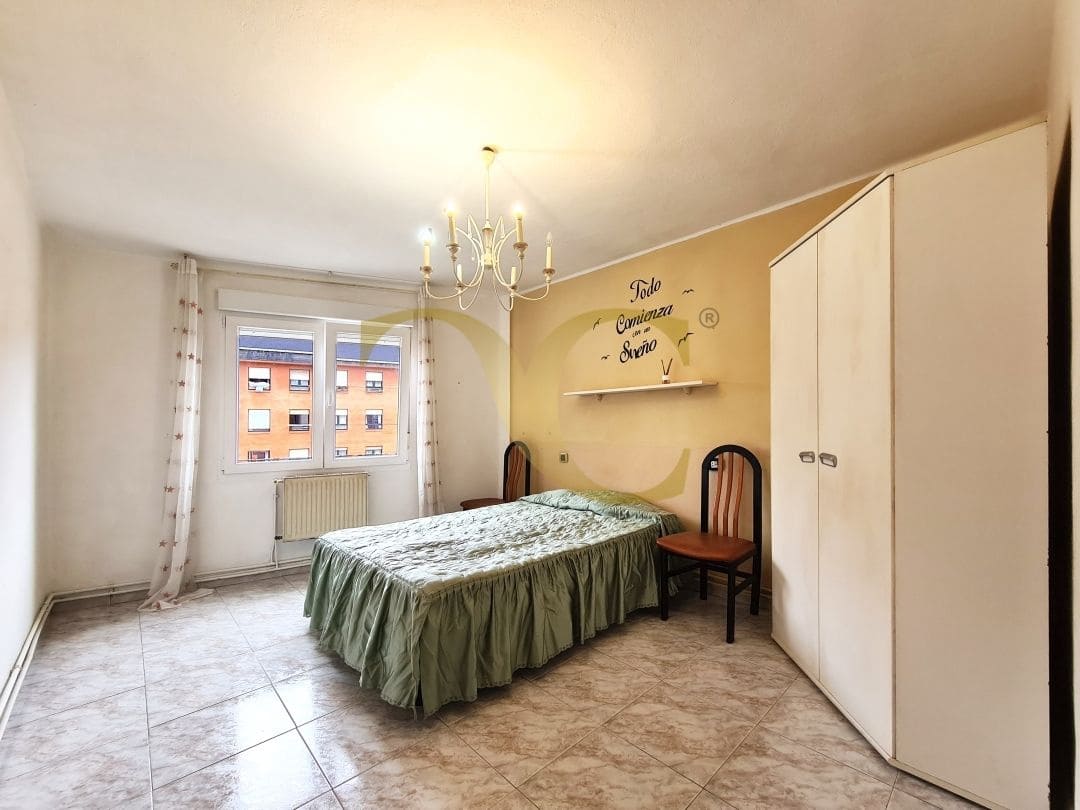 Piso de 2 habitaciones en Oviedo en venta - 135.000 € (Ref: 9539676)