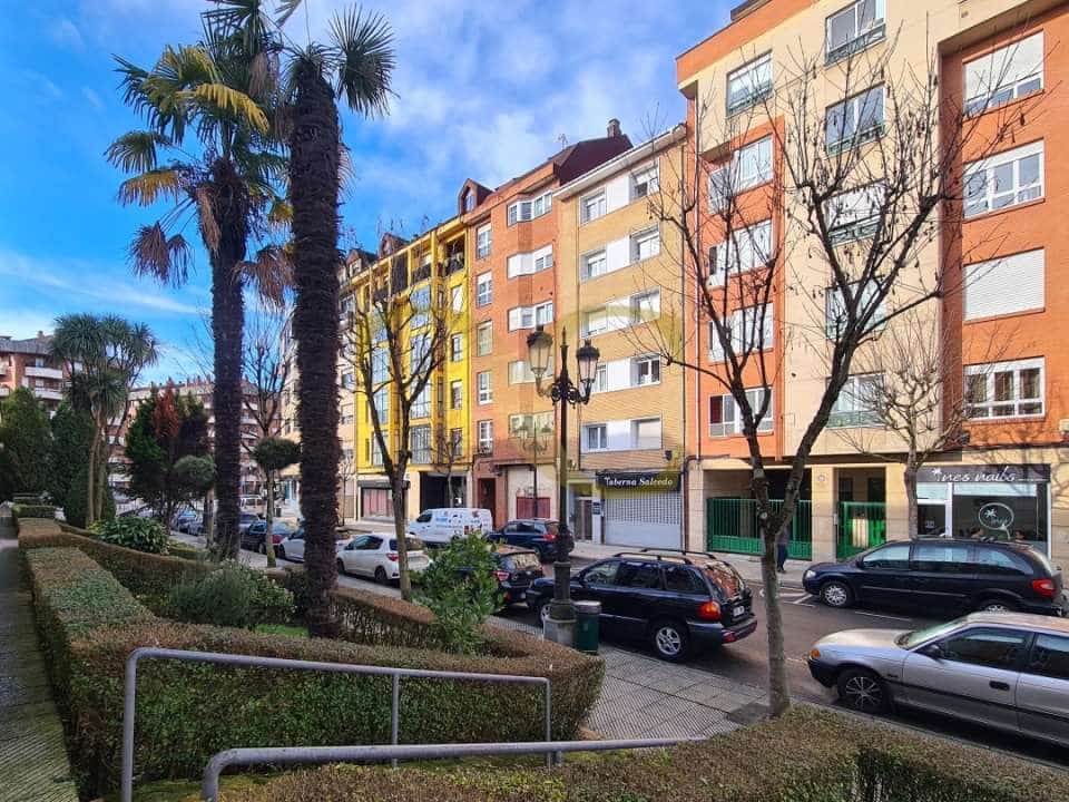 Piso de 2 habitaciones en Oviedo en venta - 135.000 € (Ref: 9539676)