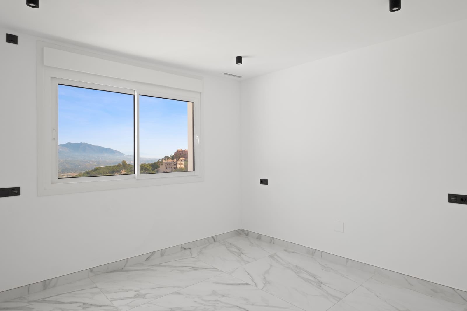 Villa for sale in Marbella with pool garage - € 1,599,000 (Ref: 9797413)