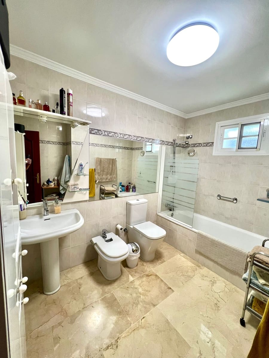 4 chambre Villa/Maison à vendre à Caleta de Velez avec piscine garage - 669 000 € (Ref: 9909343)