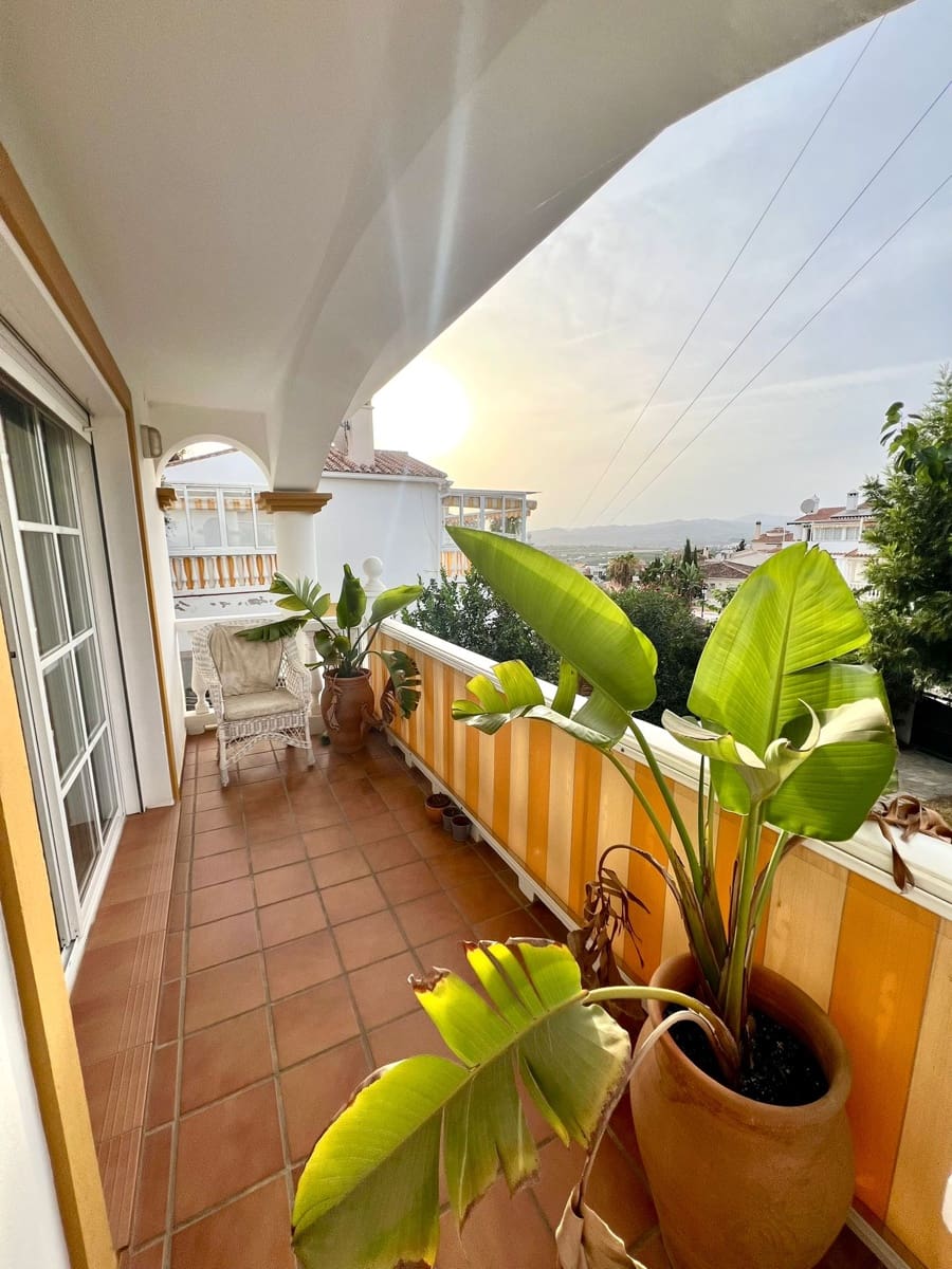4 chambre Villa/Maison à vendre à Caleta de Velez avec piscine garage - 669 000 € (Ref: 9909343)