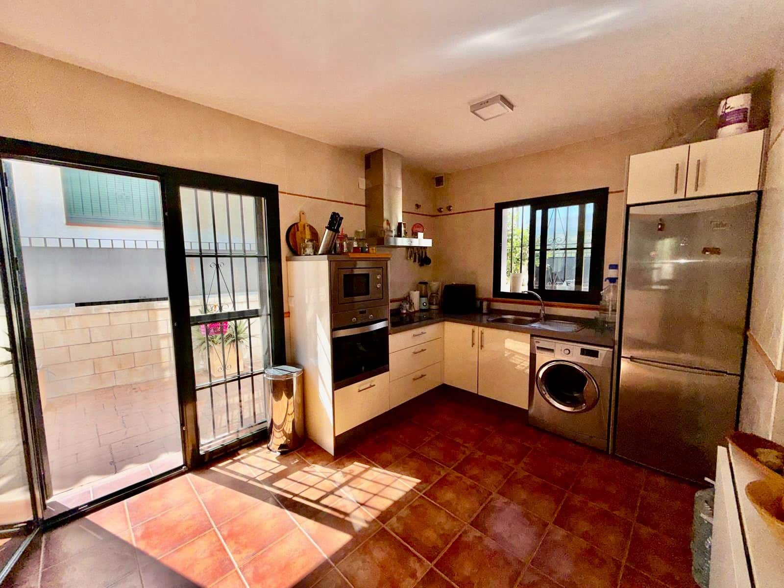 Chalet de 3 habitaciones en Alcaucín en venta con piscina garaje - 270.000 € (Ref: 9973754)