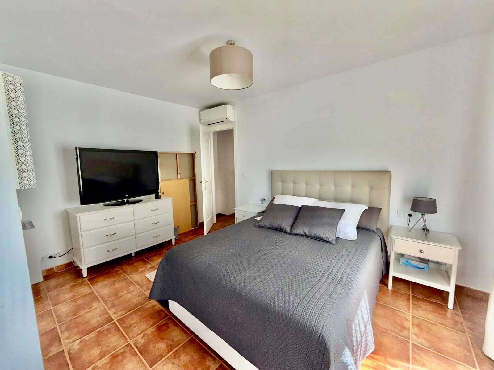 Chalet de 3 habitaciones en Alcaucín en venta con piscina garaje - 270.000 € (Ref: 9973754)