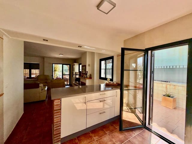 Chalet de 3 habitaciones en Alcaucín en venta con piscina garaje - 270.000 € (Ref: 9973754)