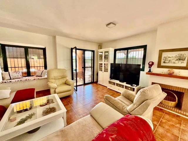 Chalet de 3 habitaciones en Alcaucín en venta con piscina garaje - 270.000 € (Ref: 9973754)