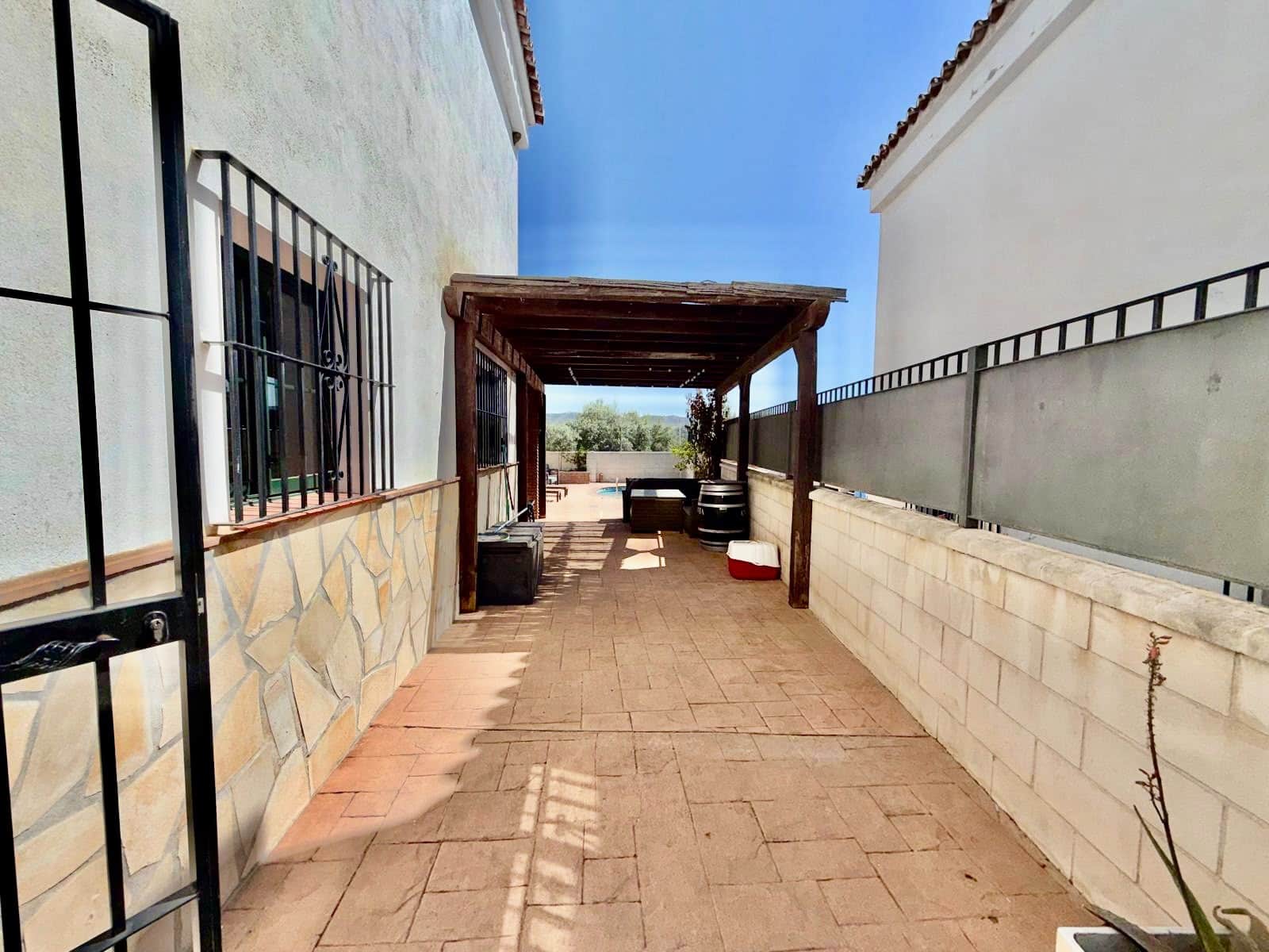 Chalet de 3 habitaciones en Alcaucín en venta con piscina garaje - 270.000 € (Ref: 9973754)