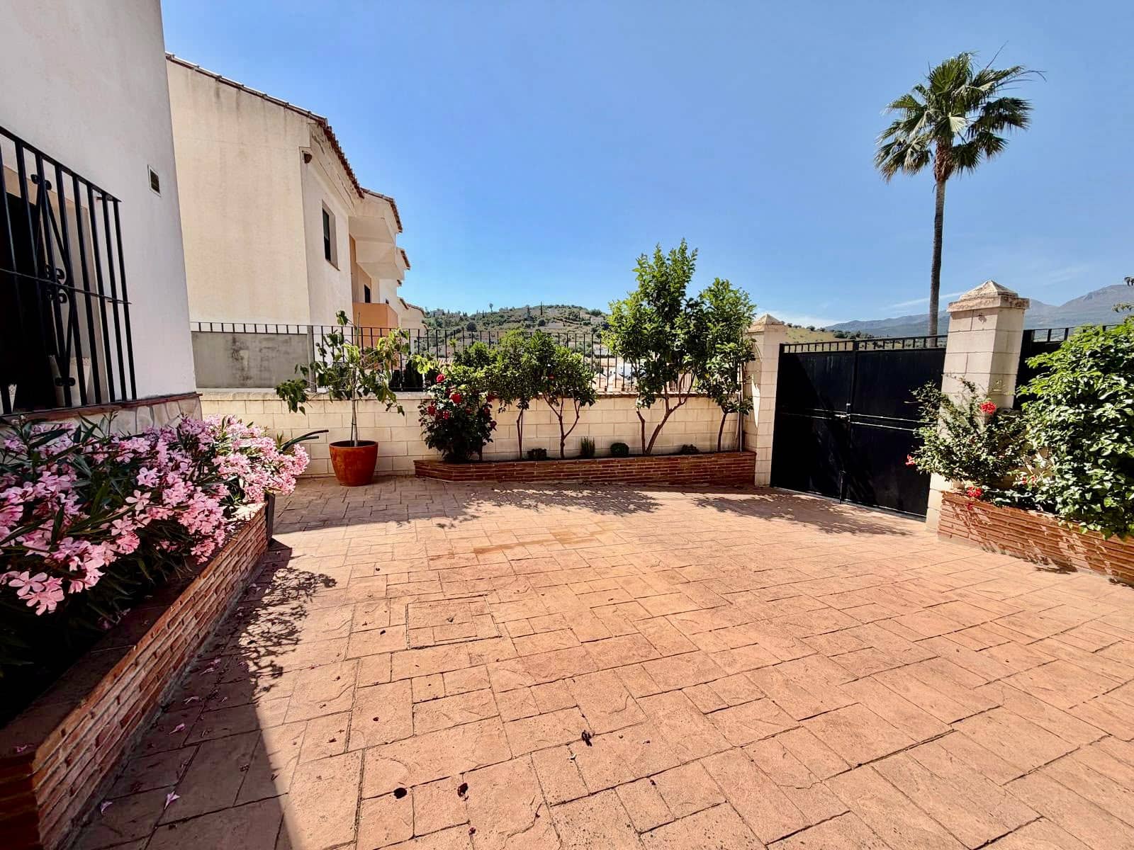 Chalet de 3 habitaciones en Alcaucín en venta con piscina garaje - 270.000 € (Ref: 9973754)