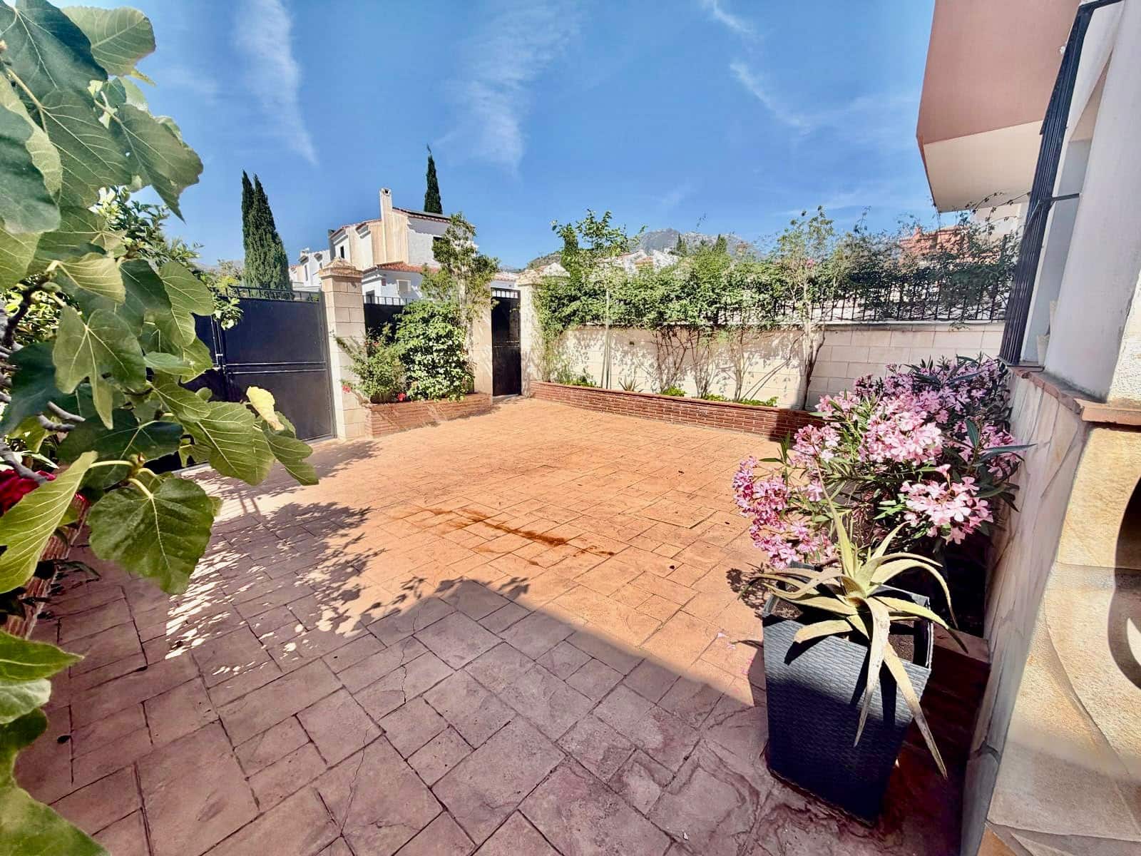 Chalet de 3 habitaciones en Alcaucín en venta con piscina garaje - 270.000 € (Ref: 9973754)