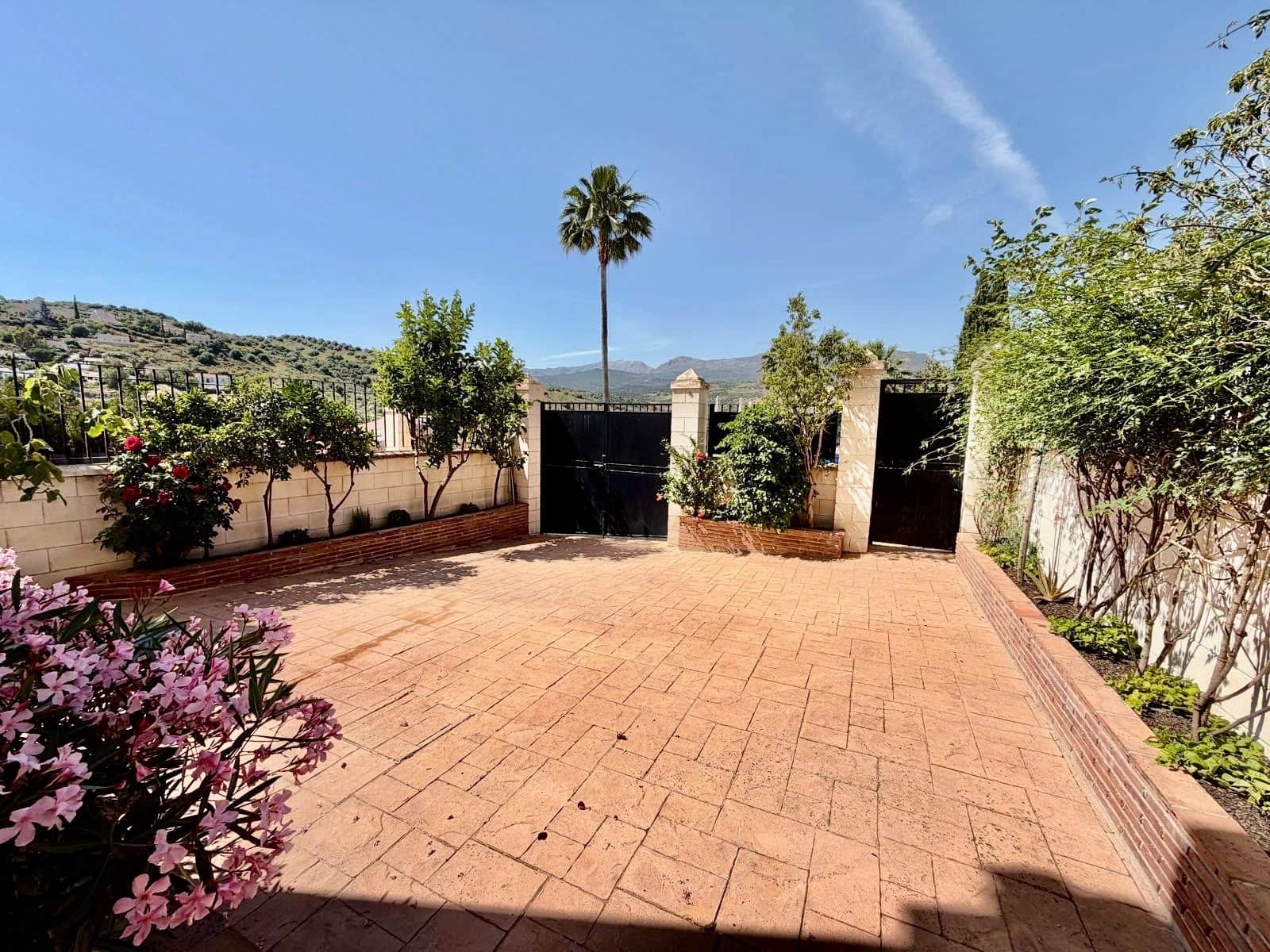 Chalet de 3 habitaciones en Alcaucín en venta con piscina garaje - 270.000 € (Ref: 9973754)