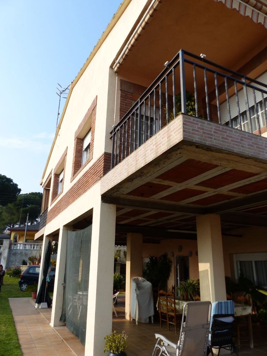 6 bedroom Villa for sale in Fogars de la Selva - € 290,000 (Ref: 5816081)