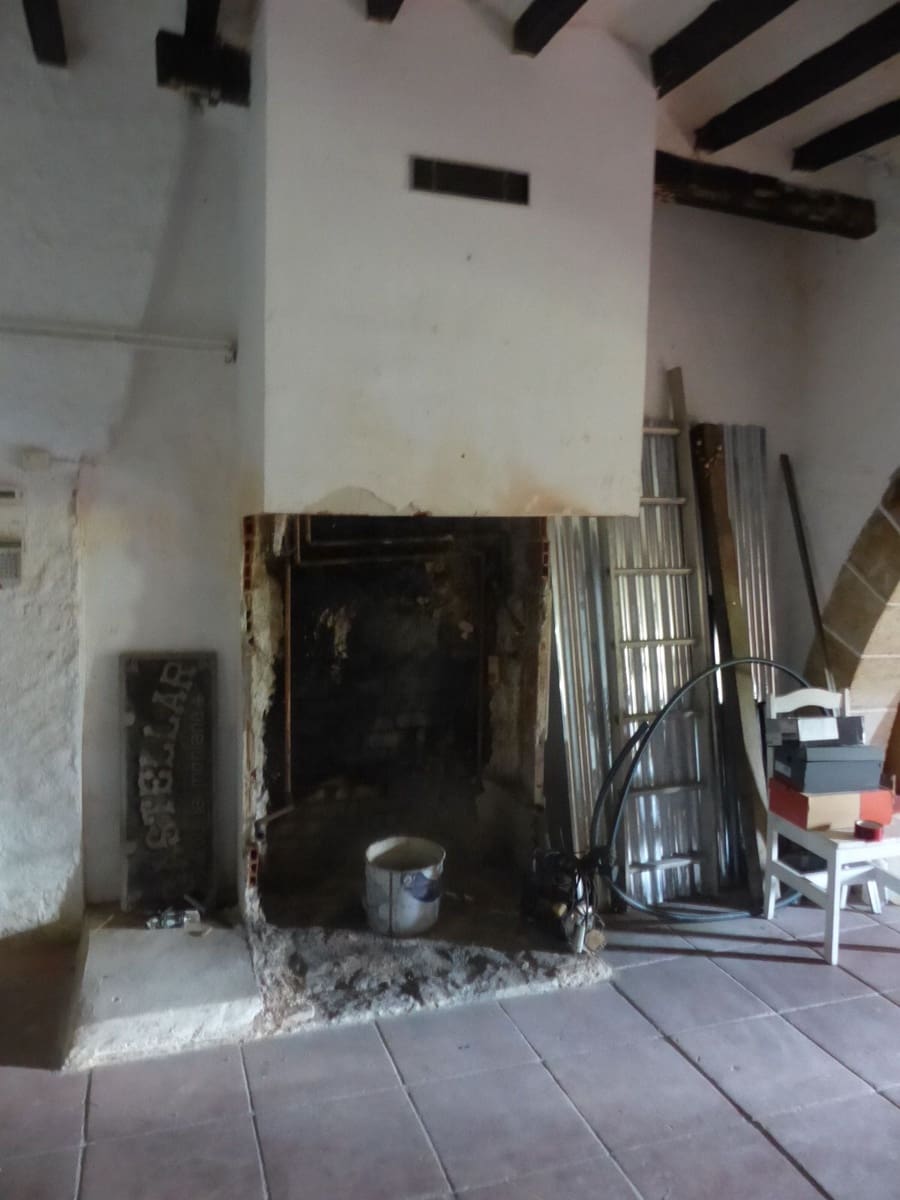 12 soveværelse Finca/Landehus til salg i Besalu med swimmingpool garage - € 11.111.111 (Ref: 8693978)