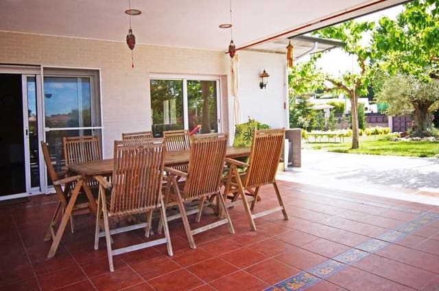 5 slaapkamer Villa te koop in Sils met zwembad garage - € 479.000 (Ref: 8747049)